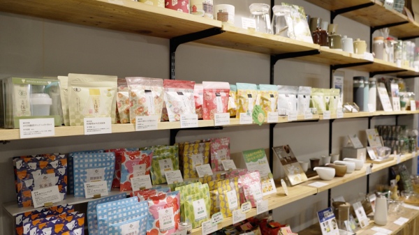 同社が運営する、日本茶と茶器とお菓子のお店「茶雑菓 Chazakka」