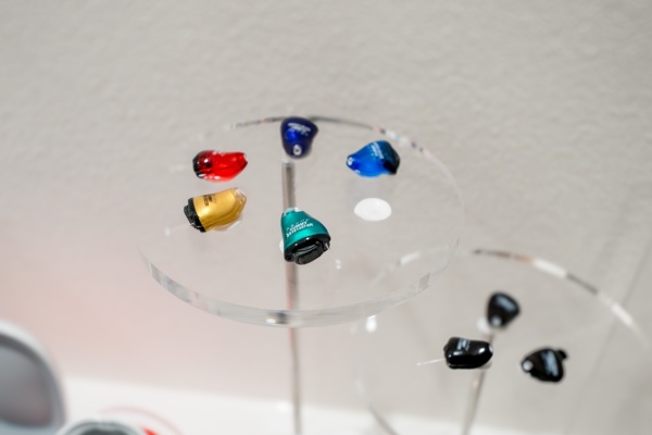 主力商品である小型補聴器