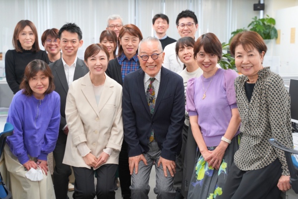 根岸社長(写真中央)と相良専務(写真右)とサポートスタッフ社員