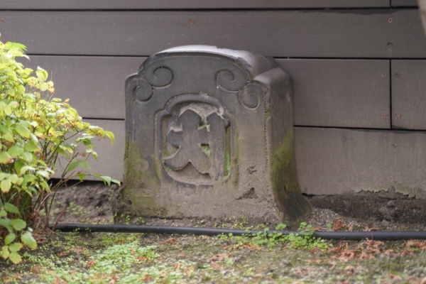 屋号「大｜（ぼうだい）」が刻まれた瓦