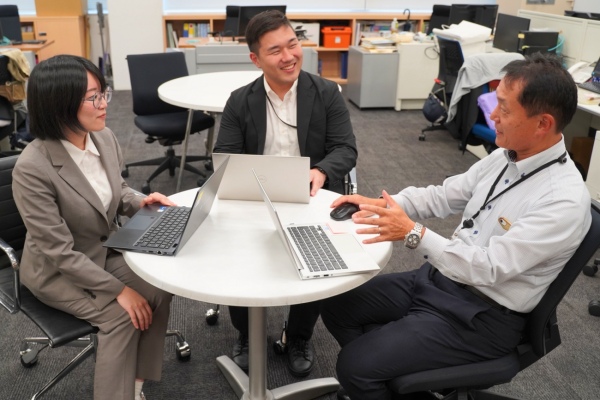 社員の打合せ風景