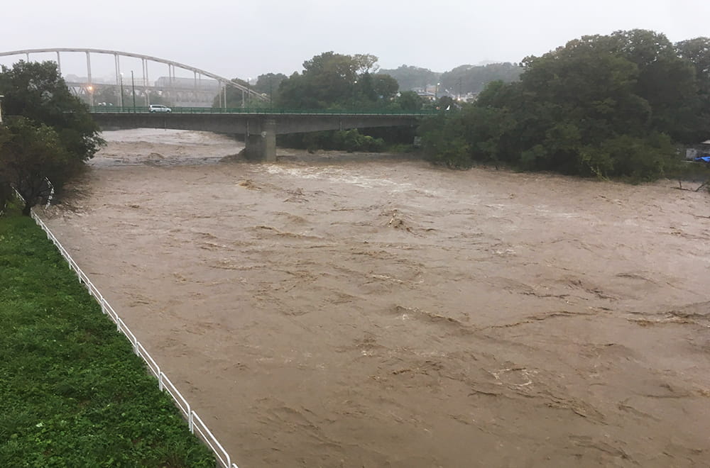 濁流で氾濫する多摩川。