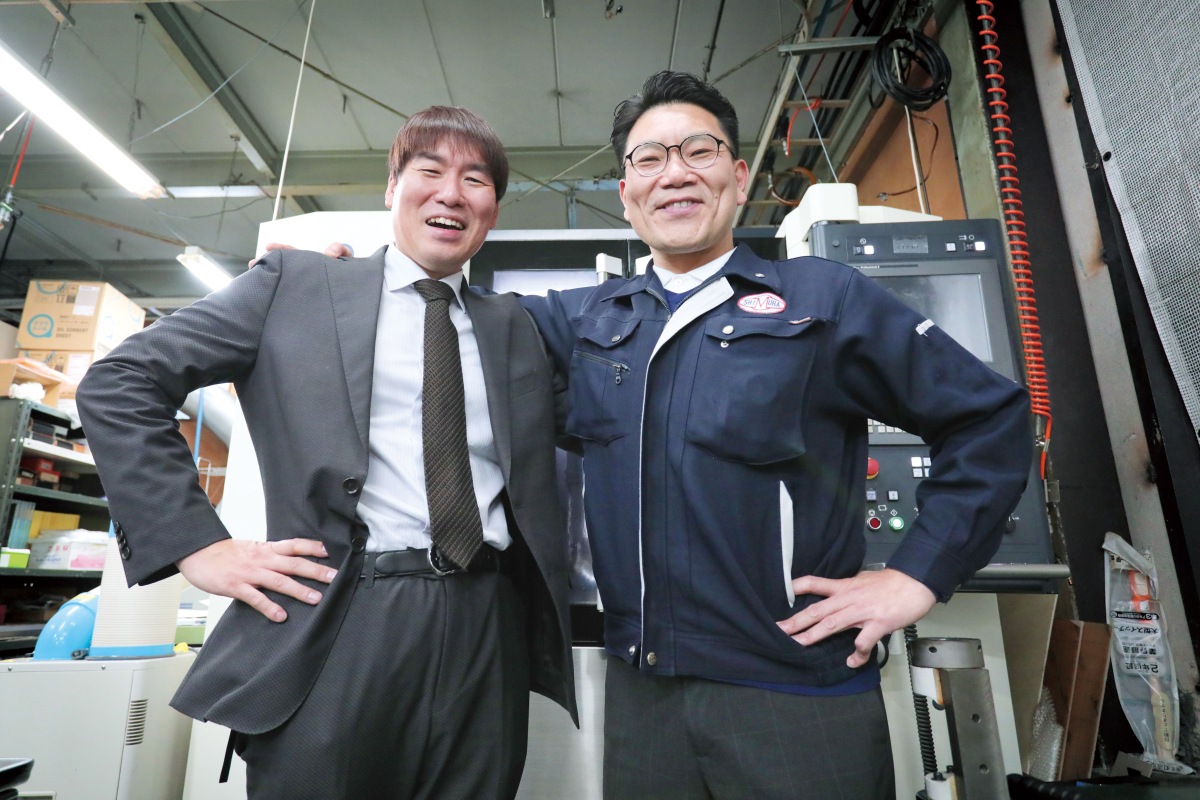 代表取締役を務める志村哲央氏(写真左)が技術面を支え、専務取締役の淺野雄三氏(写真右)が営業部門を引っ張る。「当社も海外進出したいとは考え ていましたが、以前はその担い手がいませんでした。しかし淺野が入社したことで、一気に“攻めの営業”に舵を切ることができたのです」(志村氏)