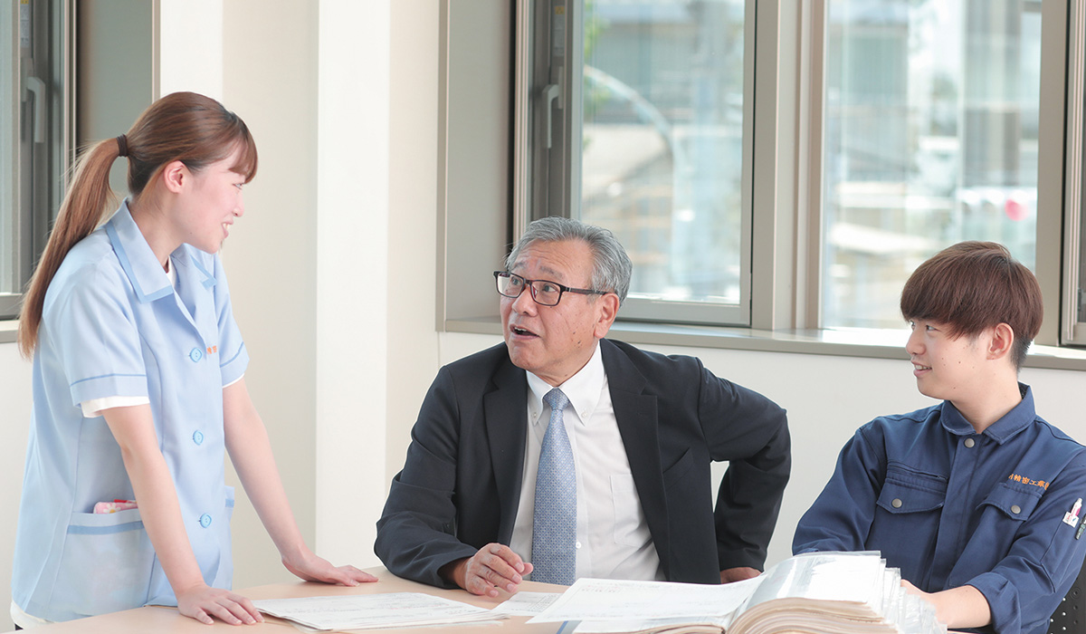 代表取締役の大越優氏（写真中央）は社長に就任してすぐ、社内改革に取り組み始めた。「現状維持を目指して何も手を打たずにいると、企業はすぐに衰えます。私は、『安定を欲するなら攻めなければならない』というポリシーを大切にしたいです」(大越氏)