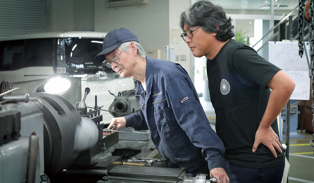 石川工場は「擂潰」（＝すりつぶすこと）を極めようとする企業で、ブランド力の高い商品を抱えている。一時期は受動的な営業体制が原因で停滞していたが、現代表取締役の中村雅一氏（写真右）がデジタル手法を取り入れた「攻めの営業」に転換し、業績を回復基調に乗せた