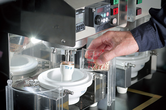 新製品「Tiny plus」は、理化学領域などで活用されている超小型自動乳鉢「Tiny」にタイマーなどの機能を加えたもの