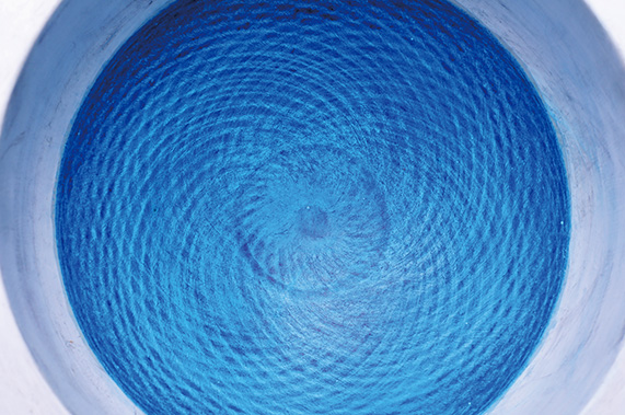 乳棒の軌道を分かりやすく表示した乳鉢の様子。むらなく乳棒を動かすことで、様々な材料を均一に混ぜ合わせることができる