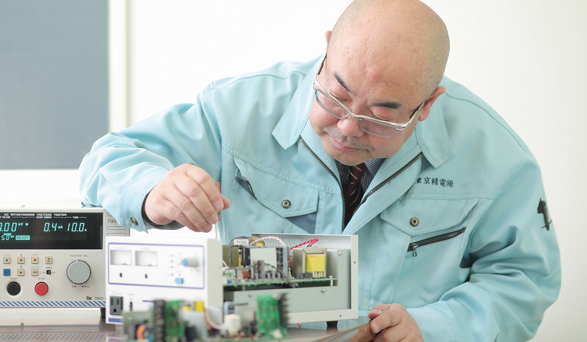 代表取締役社長の岩本千章氏は、ものづくりの領域での豊富な経験と、経営におけるチャレンジ精神を兼ね備えた人物。「将来はベトナムの拠点に設計業務を任せ、国内は製造に集中するかもしれません。時代の流れに合わせた国際分業で、当社は生き残りを図ろうと考えています」（岩本氏）