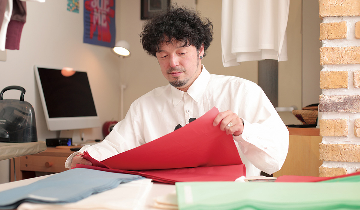 デザイナー・矢嶋勇亮氏のコンセプトは、「アートやカルチャーを感じさせつつ、暮らしの中で着られるベーシックアイテム」。見た目の格好良さだけでなく、街そのものや、そこに息づく人々のリアルな思いを形にしようと心がけている