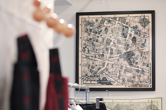 2025年に発売された最新版「We Love Kichijoji Bandana」。賛同の輪が広がり、掲載店舗数は2020年の商品より大幅に増えた