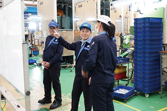 タイ事業所では一律のボーナス制度を廃止し、成果に応じた報酬制度を導 入。現地社員との交流活発化と合わせて、離職率の大幅低下につなげた