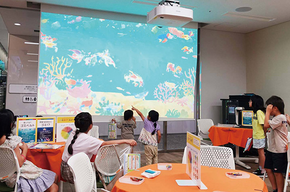 子どもたちがタブレット端末で作った塗り絵をスクリーン上で動かす 「うごく! シャッフルぬりえ」は大人気のイベントで、高い集客力を誇る