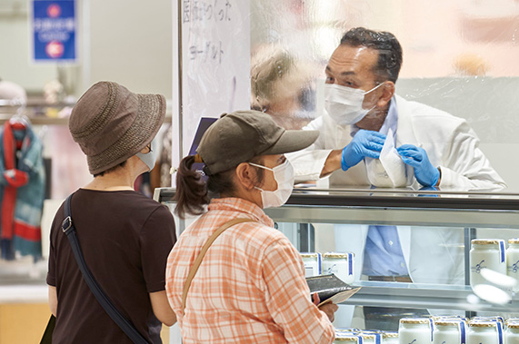 商品と企業コンセプトの素晴らしさをある百貨店から認められ、店頭で 販売すると飛ぶように売れた。ここから口コミが広がり、売り上げが好転