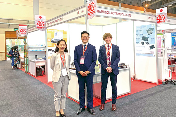 フジタ医科器械が出展した海外展示会の様子。ミリ単位の精度を可能にする技術力と、医療現場のニーズに合う製品を提案する力が同社の長所