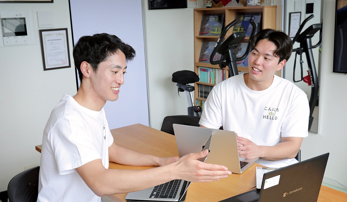 こんにちハロー代表取締役CEOの早見星吾氏（写真左）と、星吾氏の兄で執行役員CSO（Chief Sales Officer）を務める泰星氏は、築地場外市場の近くで生まれ育った。そこで外国人対応に悩む人々の姿を見たことが、創業の原点だったという