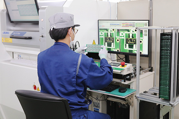 公社の助成を受けて導入した、電子基板の検査機。新鋭機器の導入や生成AIの活用などを通じ、少数精鋭でのものづくりを目指す
