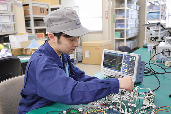 従業員の向上心を育み多能工化を進めるため、メンバーごとの資格やスキルを社内に掲示するなどして可視化している