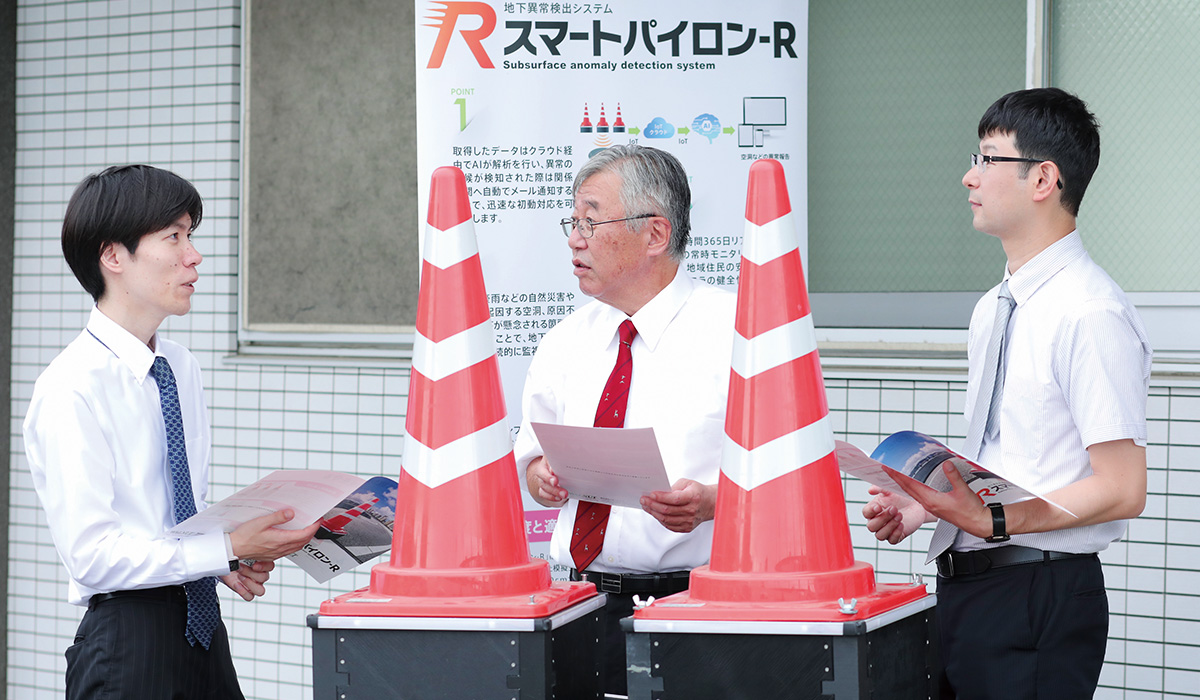 ウオールナットは代表取締役の齋藤 豊氏（写真中央）が1993年に創業して以来、災害現場調査などを通じて日本の社会インフラを支えてきた。技術開発室の比留間 純一氏（写真左）と営業グループの笠原 翔氏（写真右）は、各部門の中心メンバーとして社を盛り立てている