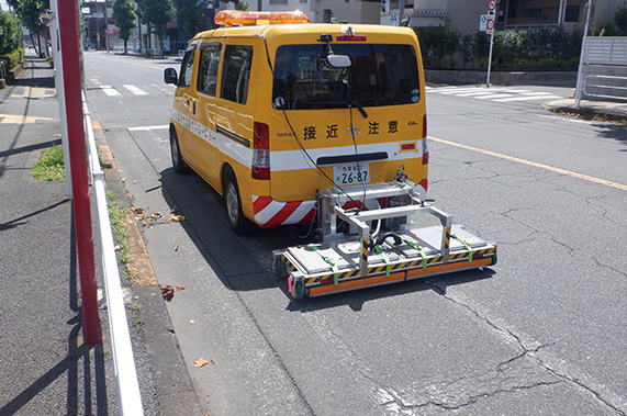 道路パトロールカーに装着し、日常のパトロールをしながら路面下の空洞を調査できる「キャリア積載型地中レーダシステム」