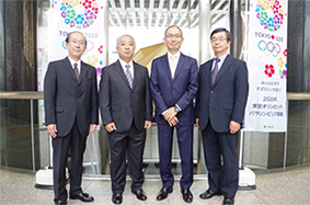 産業振興功労者・松橋 卓司 氏(中央右)、技術振興功労者・松岸 則彰 氏(中央左)、公社理事長・井澤 勇治(左)、専務理事・保坂 政彦(右)
