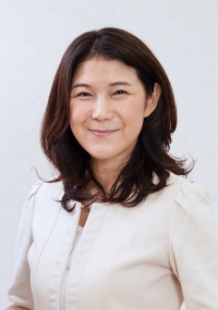 国崎 信江 氏
